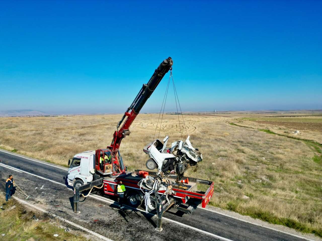 Konya plakalı otomobil hurdaya döndü! 4 kişinin cansız bedeni güçlükle çıkarıldı 5